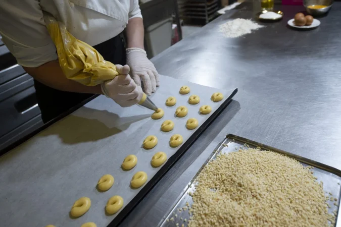 EuropaPress 3707235 pastelera elabora rosquillas san isidro manga pastelera horno san onofre 13 Merca2.es