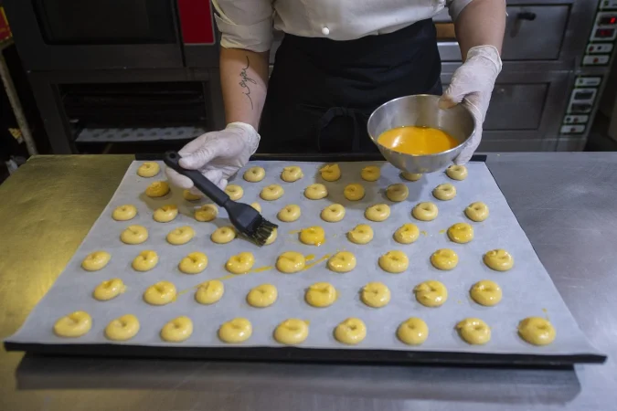 EuropaPress 3707253 pastelera pinta huevo rosquillas san isidro horno san onofre 13 mayo 2021 Merca2.es