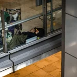 Hombre duerme en el aeropuerto de Barajas. Fuente: Agencias