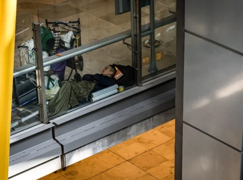 Hombre duerme en el aeropuerto de Barajas. Fuente: Agencias