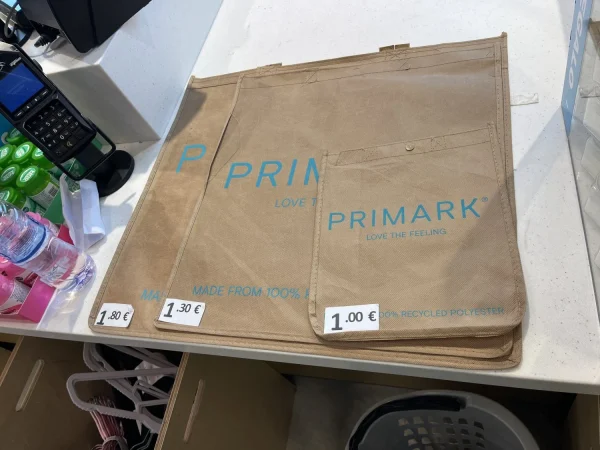 Primark se 'cansa' de regalar las bolsas de plástico a sus clientes 2 Merca2.es IMG 9472 Merca2.es