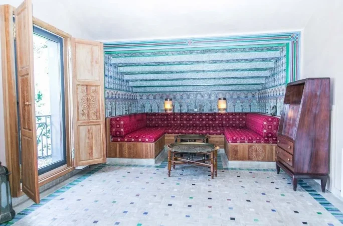 La espectacular casa de 700 metros en la que vive Jorge Javier Vázquez en una lujosa urbanización dentro de Madrid desde hace unos años 72 Merca2.es Piscina, gimnasio y zona de relajación con inspiración árabe