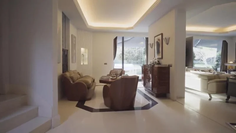 La espectacular casa de 700 metros en la que vive Jorge Javier Vázquez en una lujosa urbanización dentro de Madrid desde hace unos años 68 Merca2.es Una zona de cocina contemporánea y práctica con vista al patio