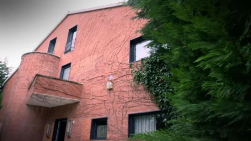 La espectacular casa de 700 metros en la que vive Jorge Javier Vázquez en una lujosa urbanización dentro de Madrid desde hace unos años 71 Merca2.es Exteriores diseñados para la relajación y el entretenimiento