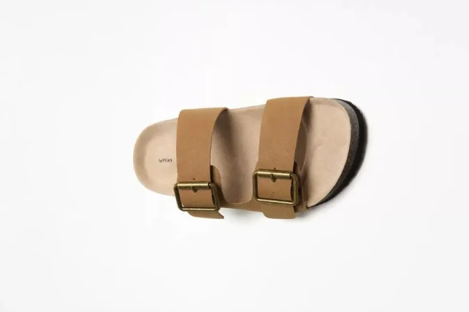 Sandalias con sus tachuelas por € 25,99
