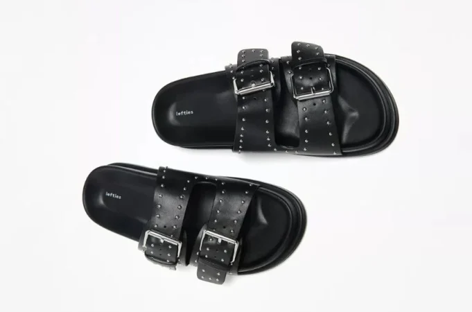 3. Sandalia plana doble hebilla con tachuelas – Para looks más formales