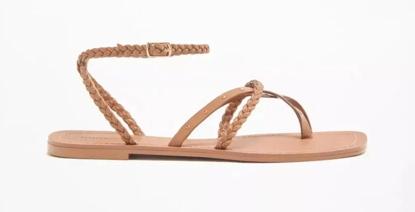 5. Sandalias con tiras y pins – 19,99€