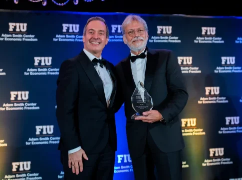 Luis Amodio, presidente y accionista de referencia del Grupo OHLA, recoge el premio acompañado por el también galardonado presidente de Costa Rica, Rodrigo Chaves.