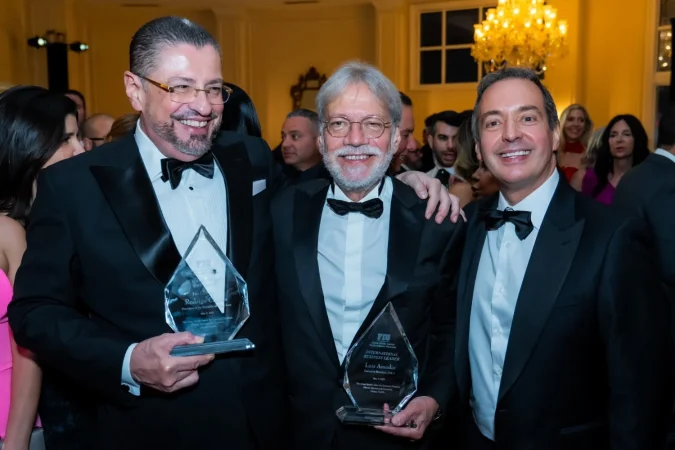 Luis Amodio, presidente de OHLA, recibe el Premio al Líder Empresarial Internacional y participa en el WorldLaw Congress 2025 1 Merca2.es Luis Amodio presidente y accionista de referencia del Grupo OHLA recoge el premio acompanado por el tambien galardonado presidente de Costa Rica Rodrigo Chaves y el director del Centro Adam Smith Merca2.es