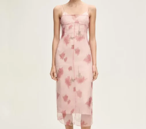 Mango apuesta por el color rosa para que triunfes como invitada 1 Merca2.es