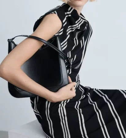 3. Vestido midi de rayas con tejido satinado: elegancia y confort en una sola prenda