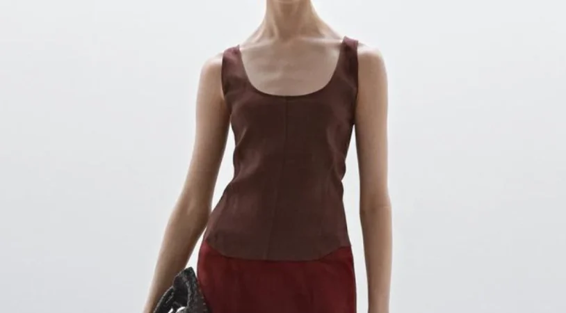 4. Top de tirantes con lino en color marrón – ahora 30 € (25% de descuento)