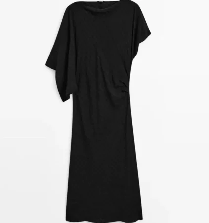 4. Vestido largo fluido en negro: la opción más elegante para eventos especiales