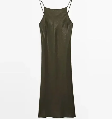 5. Vestido satinado verde: el vestido base que te hará brillar todo el verano