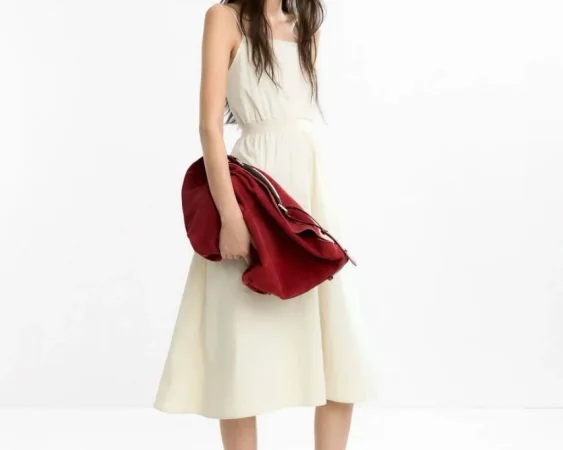 1. Vestido midi con tirantes: la elegancia en lo simple
