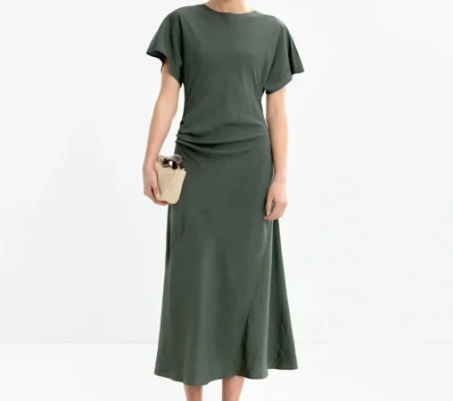 3. Vestido midi drapeado: el lujo silencioso que enamora