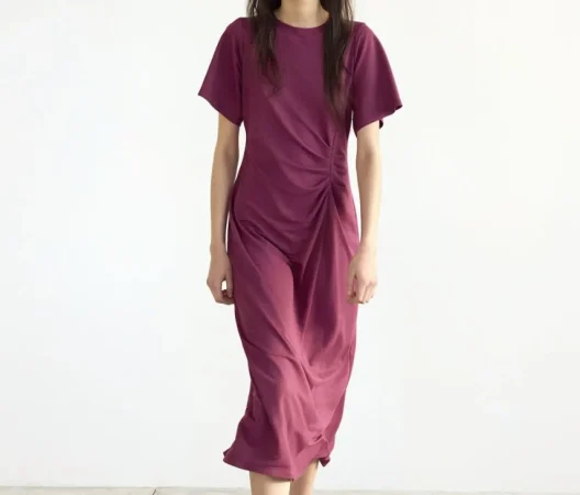 5. Vestido midi con fruncido: el todoterreno de esta temporada