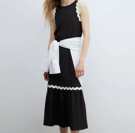 4. Vestido negro con detalles blancos – 23,99 €