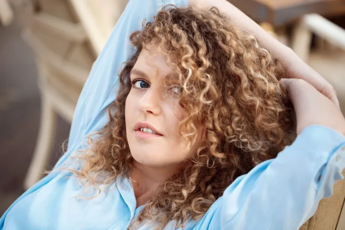 Primor piensa en las chicas con rizos y baja el precio a este bálsamo hidratante 65 Merca2.es El verano y el pelo rizado: una combinación desafiante. ¿Por qué los rizos sufren más en verano?