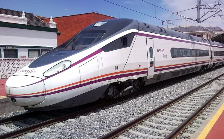 Renfe tira la casa por la ventana con los precios de sus billetes de tren para este verano, desde 9 euros ¡corre qué vuelan! 68 Merca2.es Una promoción de Renfe por tiempo limitado con descuentos increíbles