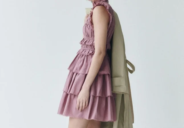 Sfera te hará lucir muy chic a la vez que casual con estos vestidos 10 Merca2.es 1. Más coquette que nunca: el vestido rosa palo con volantes