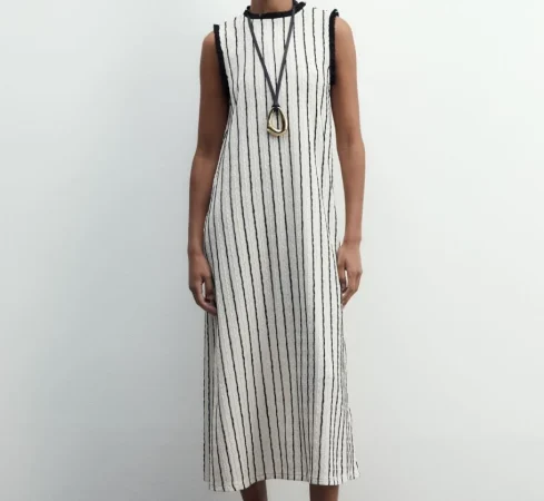 Sfera te hará lucir muy chic a la vez que casual con estos vestidos 13 Merca2.es 4. Black and white: rayas atemporales para el verano