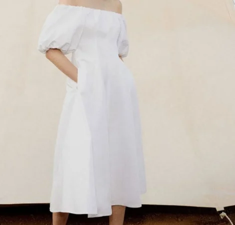 Vestido blanco con hombros descubiertos: elegancia en clave primaveral