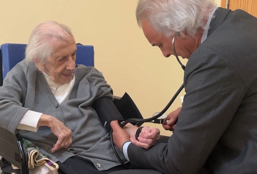El secreto de Sor Rosario, la monja de 111 años más longeva del mundo, que ha conmovido al Dr. de la Peña