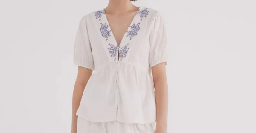 5. Blusa blanca escote bordado: minimalismo con encanto