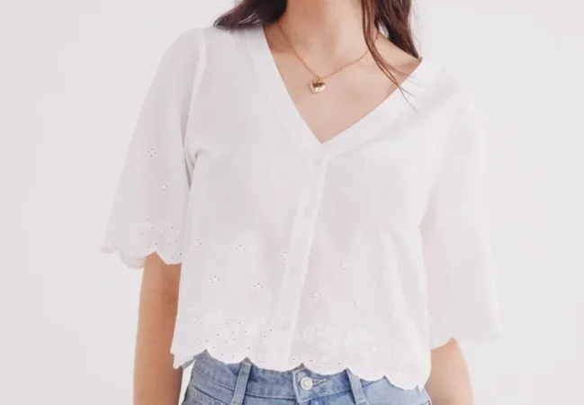 2. Blusa con manga corta abullonada: aire romántico y sofisticado