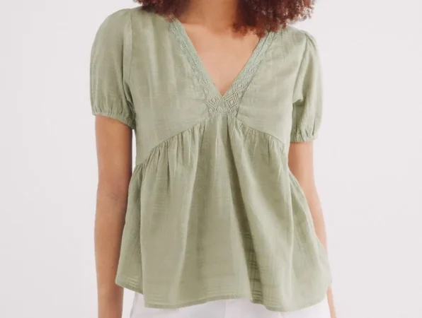 1. Blusa blanca bordada: el clásico que nunca falla