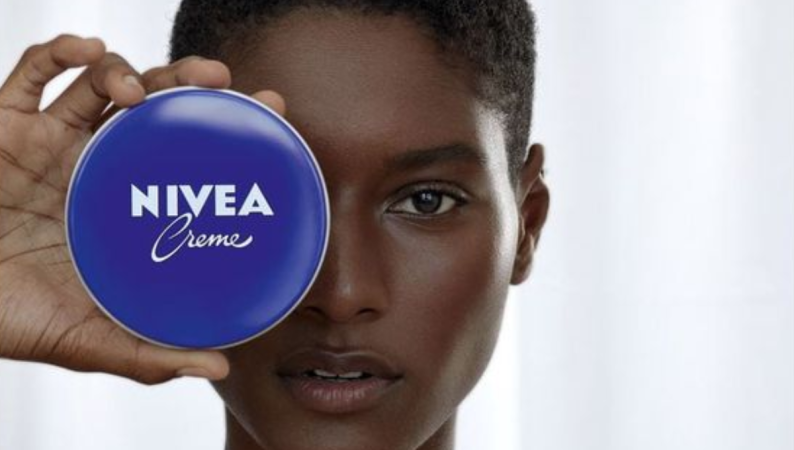 Una experta farmacéutica avisa sobre lo que te puede ocurrir por usar la crema Nivea de lata azul de toda la vida 88 Merca2.es Tradición no siempre es sinónimo de eficacia