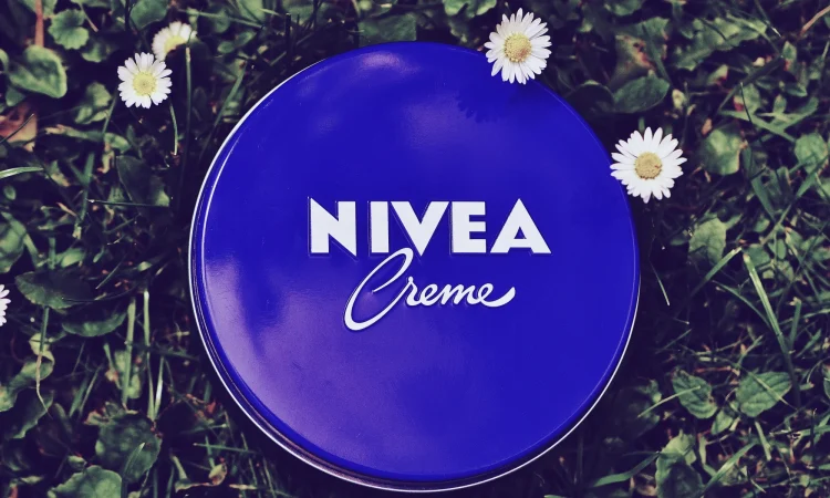 Una experta farmacéutica avisa sobre lo que te puede ocurrir por usar la crema Nivea de lata azul de toda la vida 79 Merca2.es Composición de la crema azul Nivea: ¿amigo o enemigo?