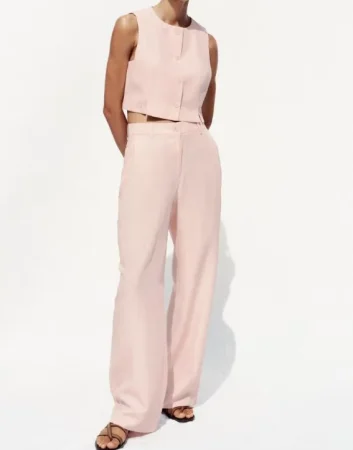 Zara acaba de sacar una impresionante colección de vestidos elegantes para cualquier graduación a precios más que asequibles 68 Merca2.es 3. Conjunto rosa: sutil, femenino y actual