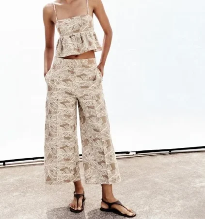 Zara acaba de sacar una impresionante colección de vestidos elegantes para cualquier graduación a precios más que asequibles 69 Merca2.es 4. Conjunto bordado boho: un toque desenfadado pero chic