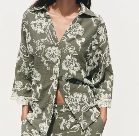 8 La camisa con bordado floral (€ 29.95)