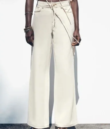 Pantalón con pespuntes: el toque que transforma