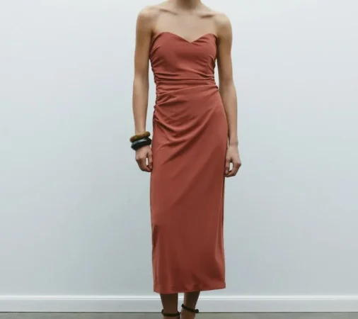 Zara te hará sentirte sexy con esta colección veraniega de vestidos palabra de honor 54 Merca2.es 3. Escote corazón para potenciar el pecho