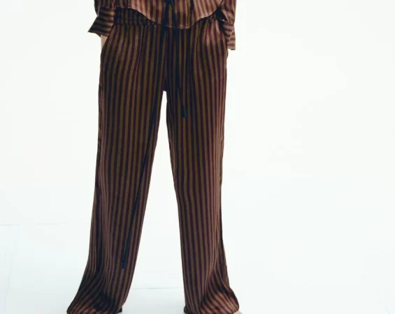 2. Pantalones de rayas satinados (€ 29,95)