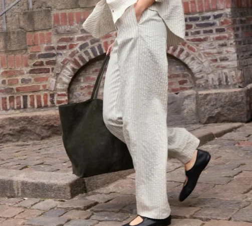 9. Pantalones rayados grises holgados (27,95 €)