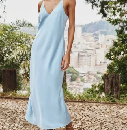 Zara tiene la solución para cualquier evento al que seas invitada, tanto de día como de noche 73 Merca2.es 1. Vestido midi satinado exclusivo de Zara (39,95€) – REF: 3393/399/403