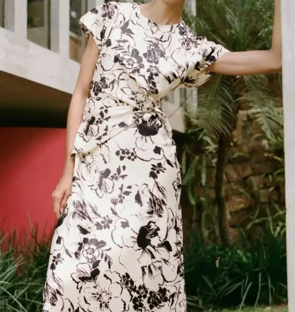 Zara tiene la solución para cualquier evento al que seas invitada, tanto de día como de noche 82 Merca2.es 10. Vestido de flores blanco y negro (39,95€) – REF: 2328/651/064