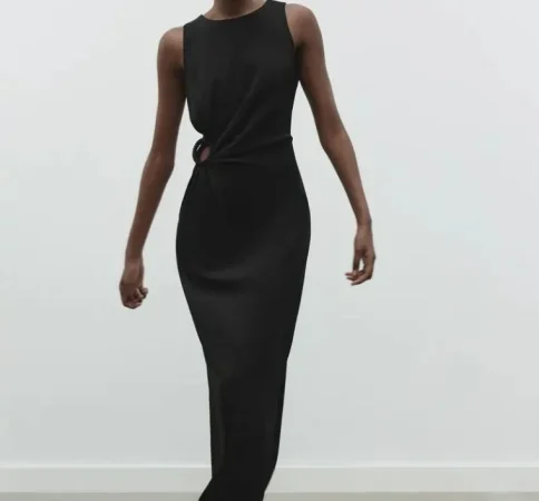Zara tiene la solución para cualquier evento al que seas invitada, tanto de día como de noche 76 Merca2.es 4. Vestido midi negro (39,95€) – REF: 6962/021/800