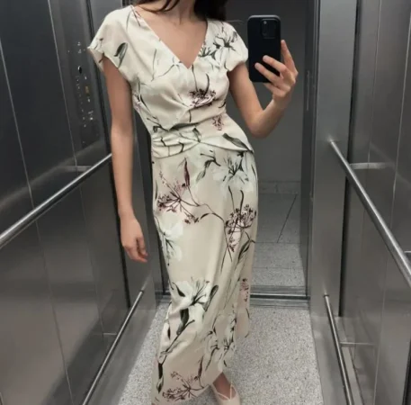 Zara tiene la solución para cualquier evento al que seas invitada, tanto de día como de noche 79 Merca2.es 7. Vestido midi floral (39,95€) – REF: 2497/145/330