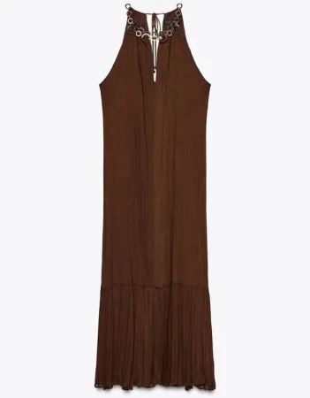 2. El vestido de cuello halter que siempre funciona