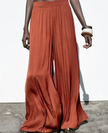 1. Pantalones fluidos bastante holgados