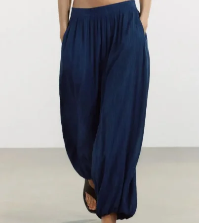 4. Pantalones azul marino