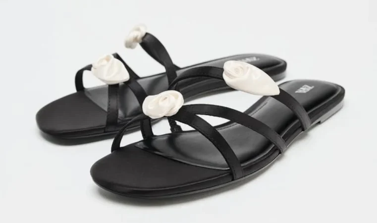 2. Sandalias satinadas con flores – 25,95€