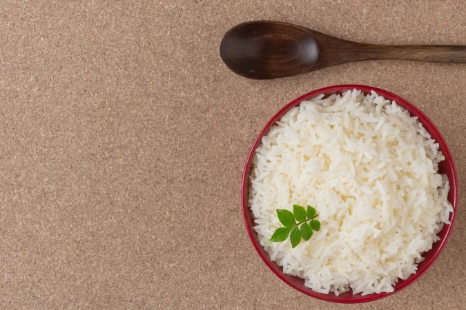 El truco para hacer un arroz blanco perfecto (y no es tan fácil): La guía completa 33 Merca2.es arroz cocido en una taza roja colocada en el piso de madera contrachapada Merca2.es