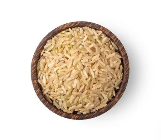 arroz integral en un tazon de madera aislado Merca2.es